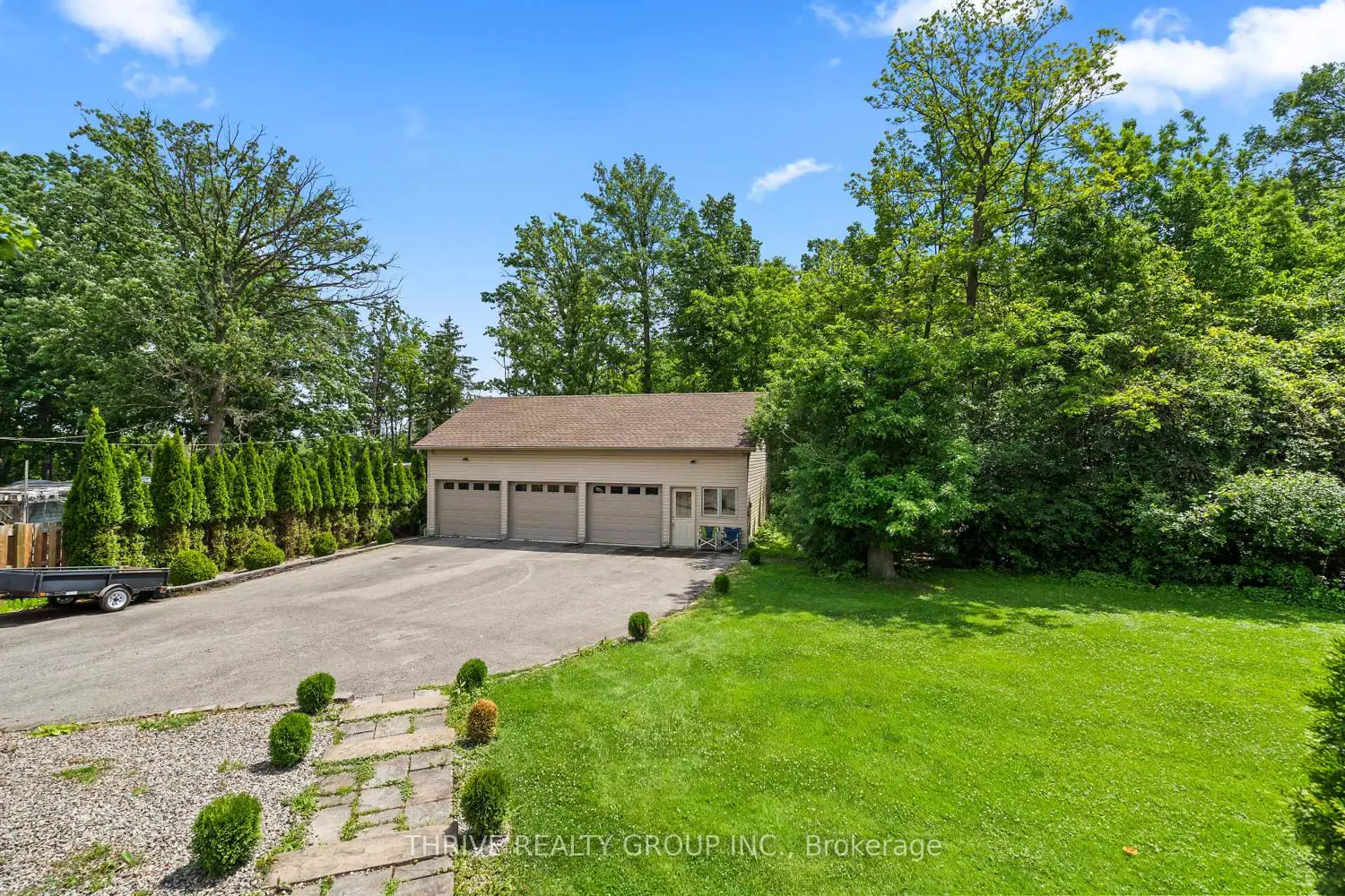 255 Ridgewood Crescent photo 2