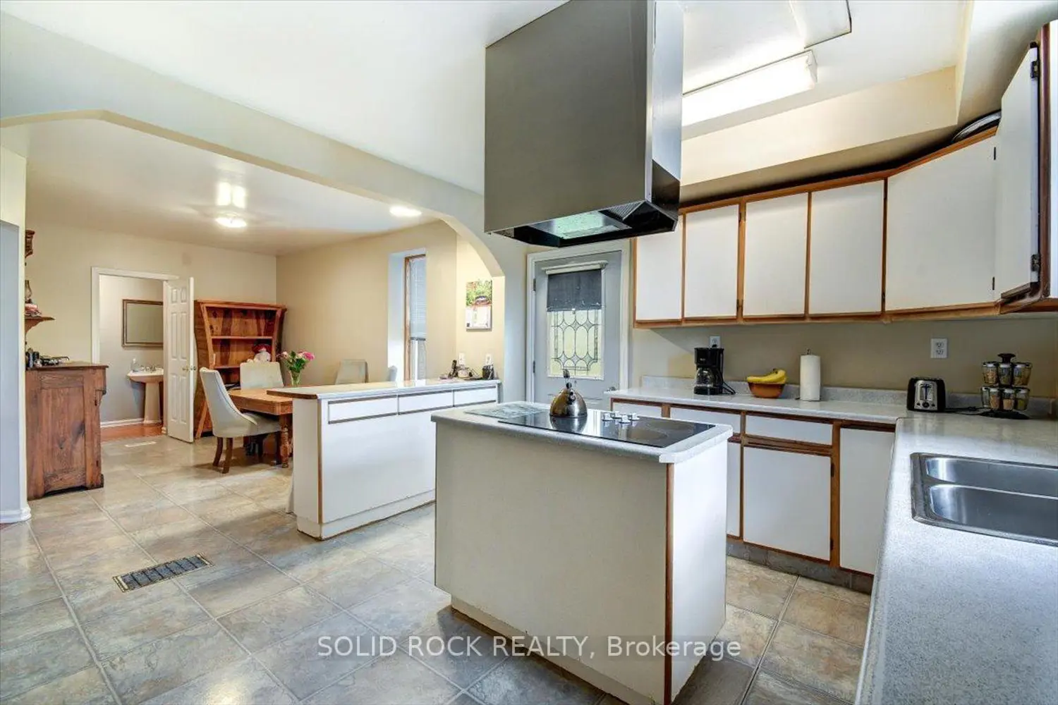 53 Church (St) Avenue photo 2