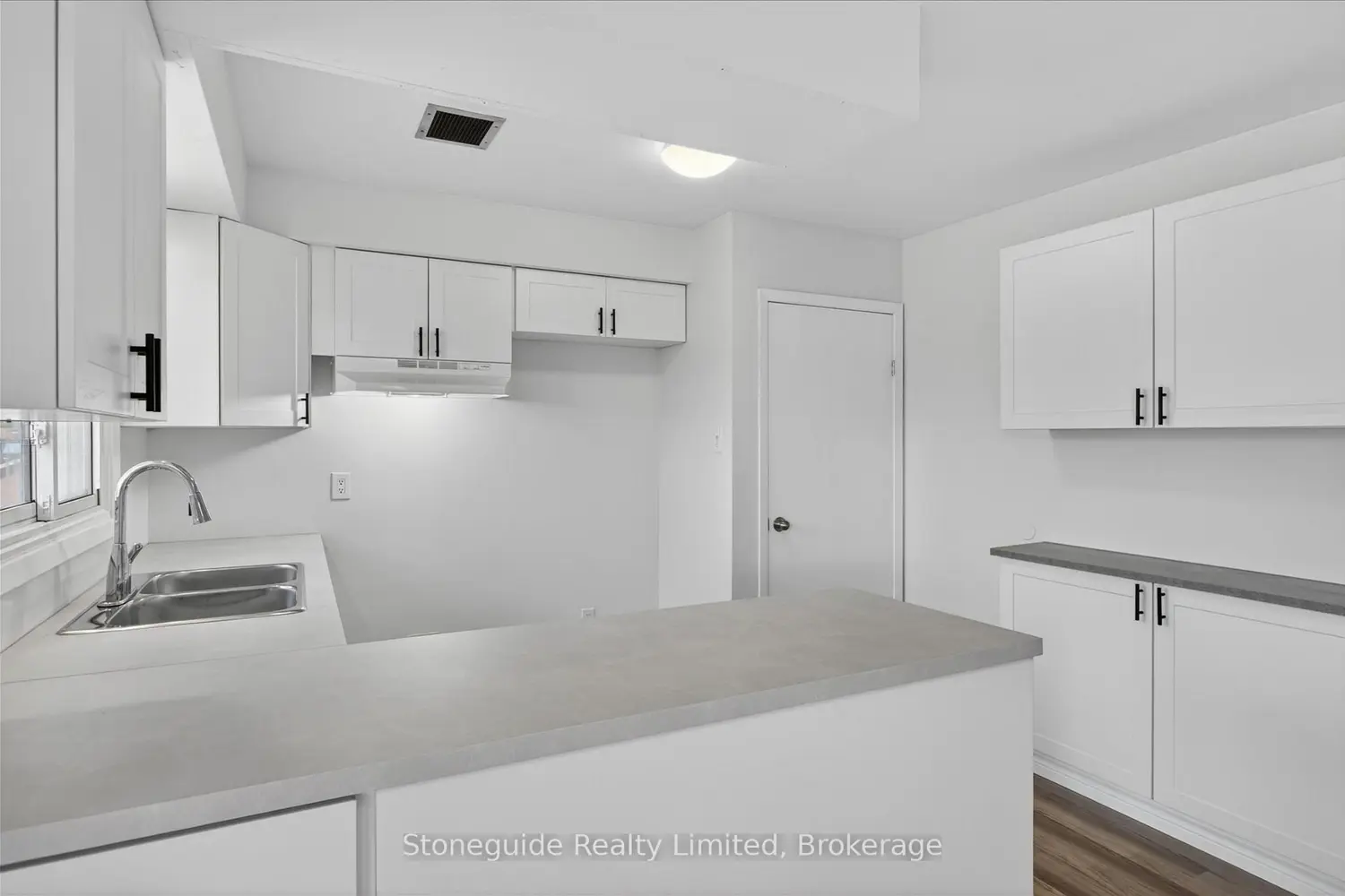 667 Skyline Road photo 4
