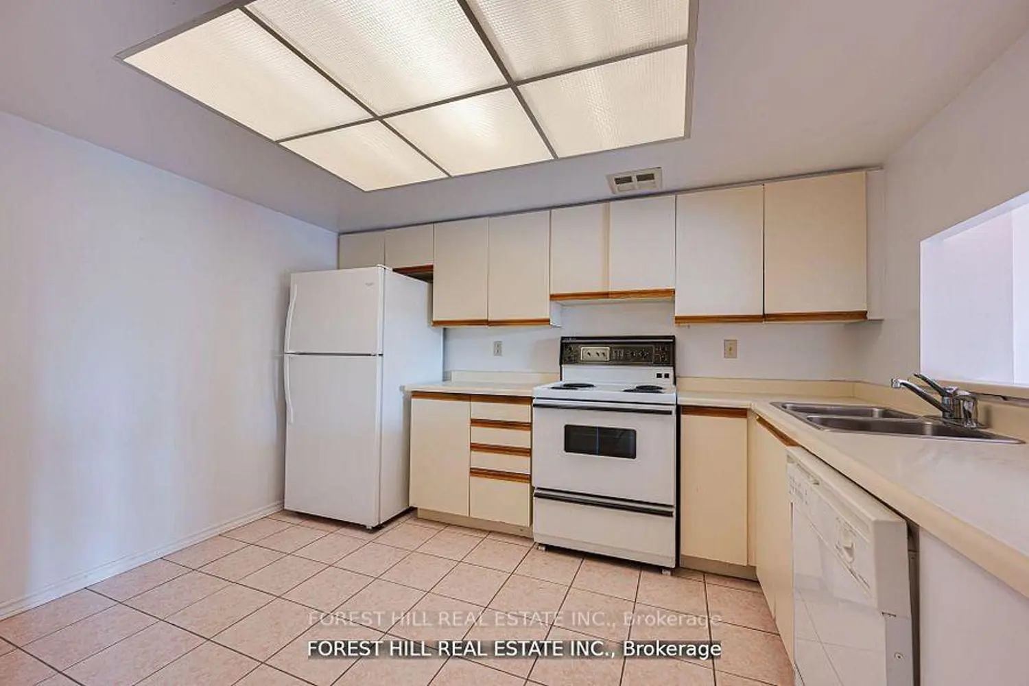 7440 Bathurst Street 308 photo 3