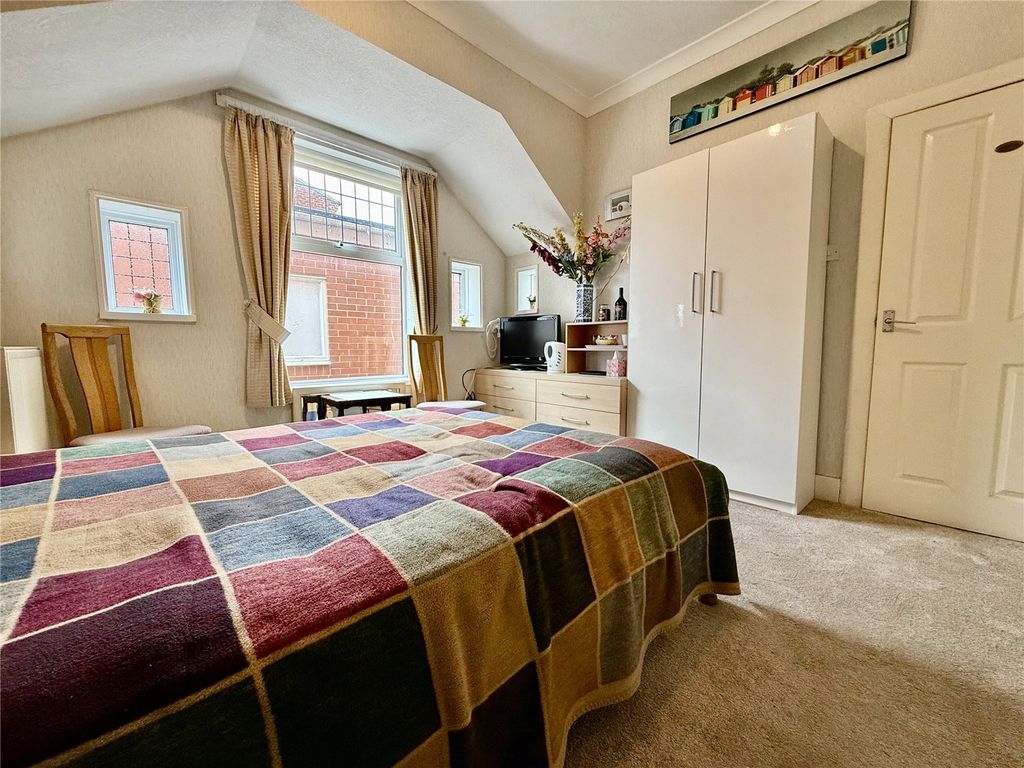 3 bed flat for saleSummerfield Road, Bridlington, East Yorkshire YO15 photo 4