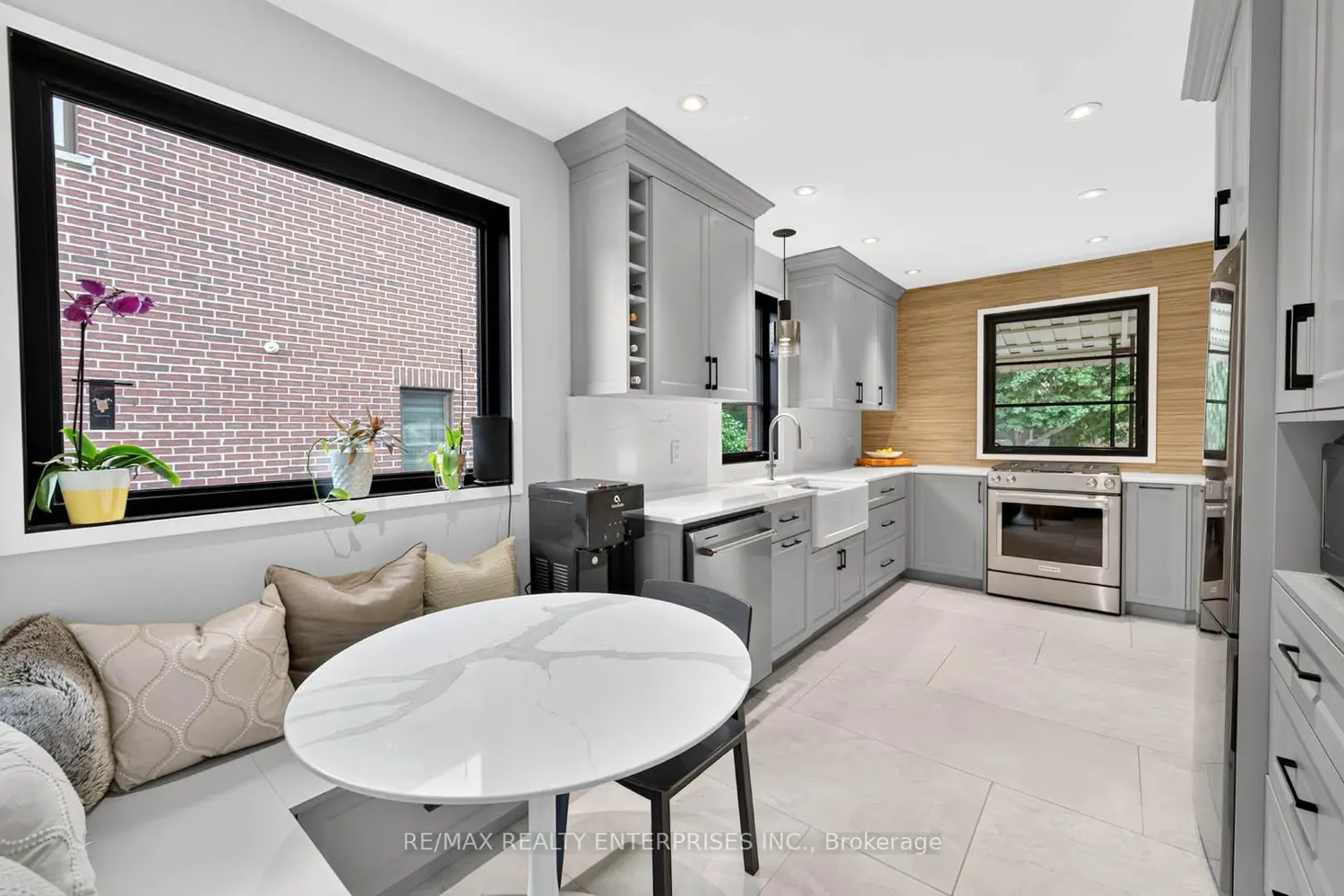 233 Rosemount Avenue photo 4