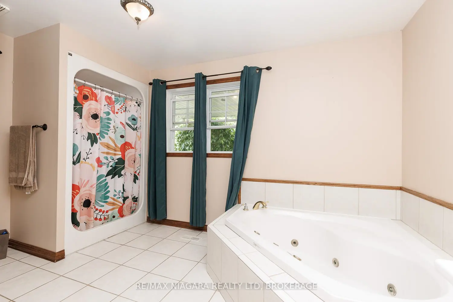 664 Lakeview Road photo 3