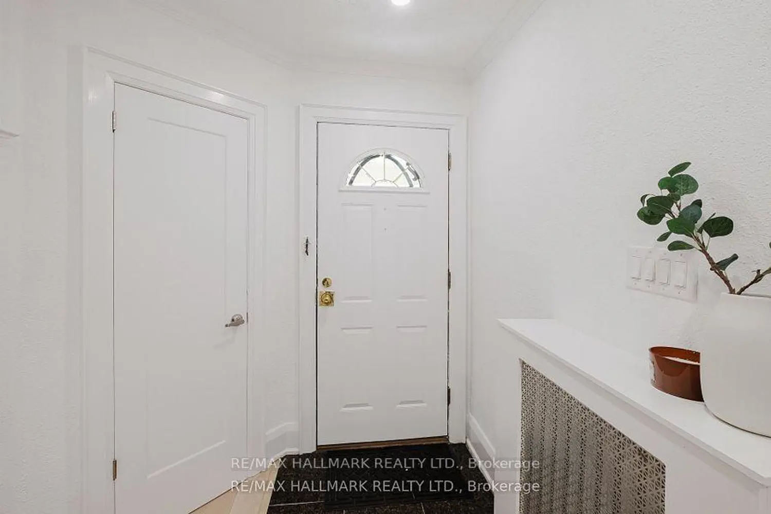 18 Glen Stewart Avenue photo 3
