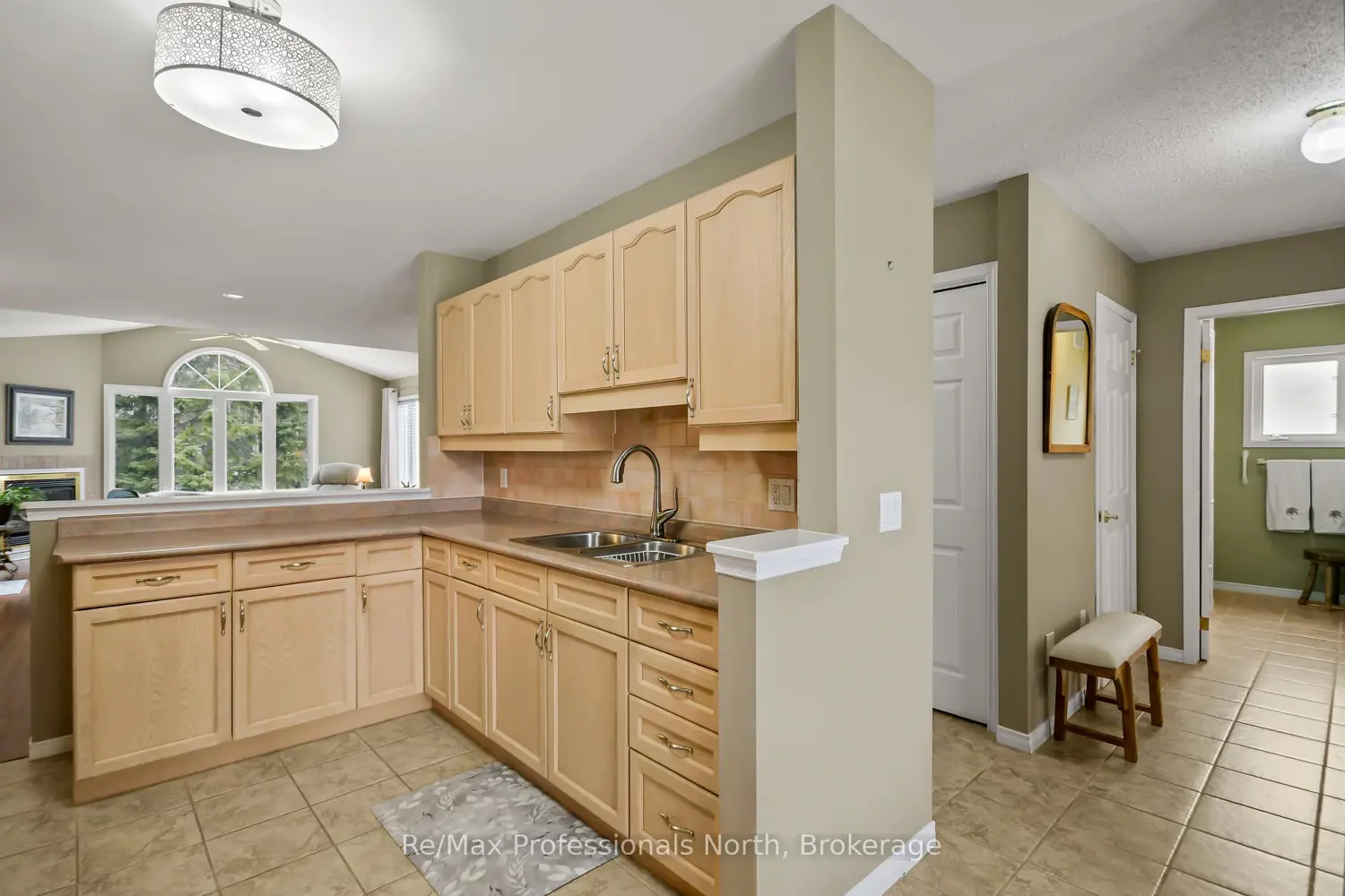 102 Pineridge Gate photo 5