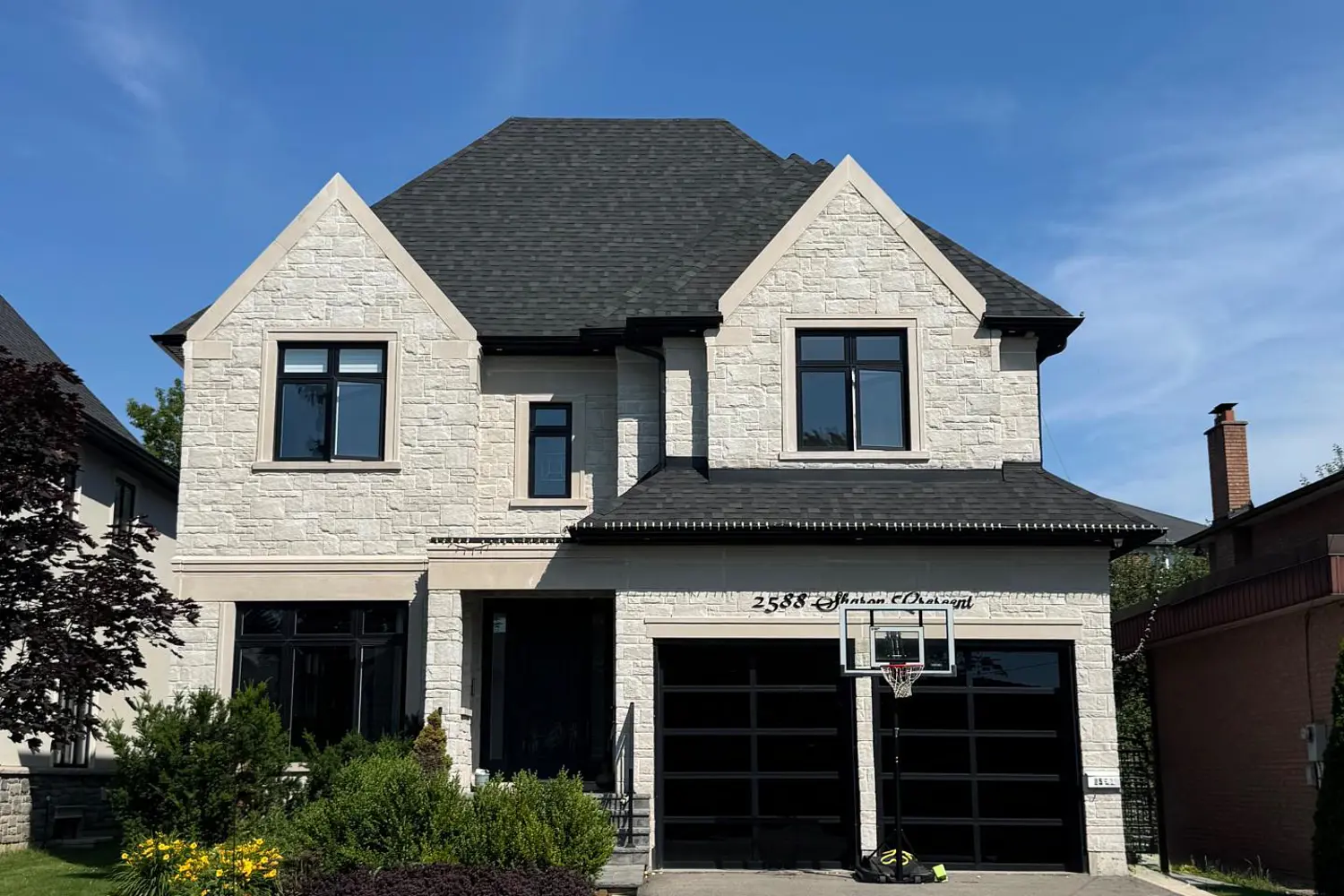 2588 Sharon Crescent
