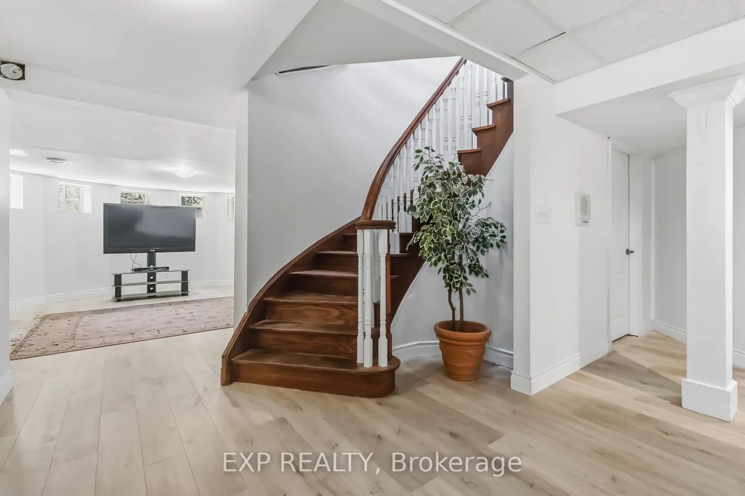 1401 Tamworth Court photo 2