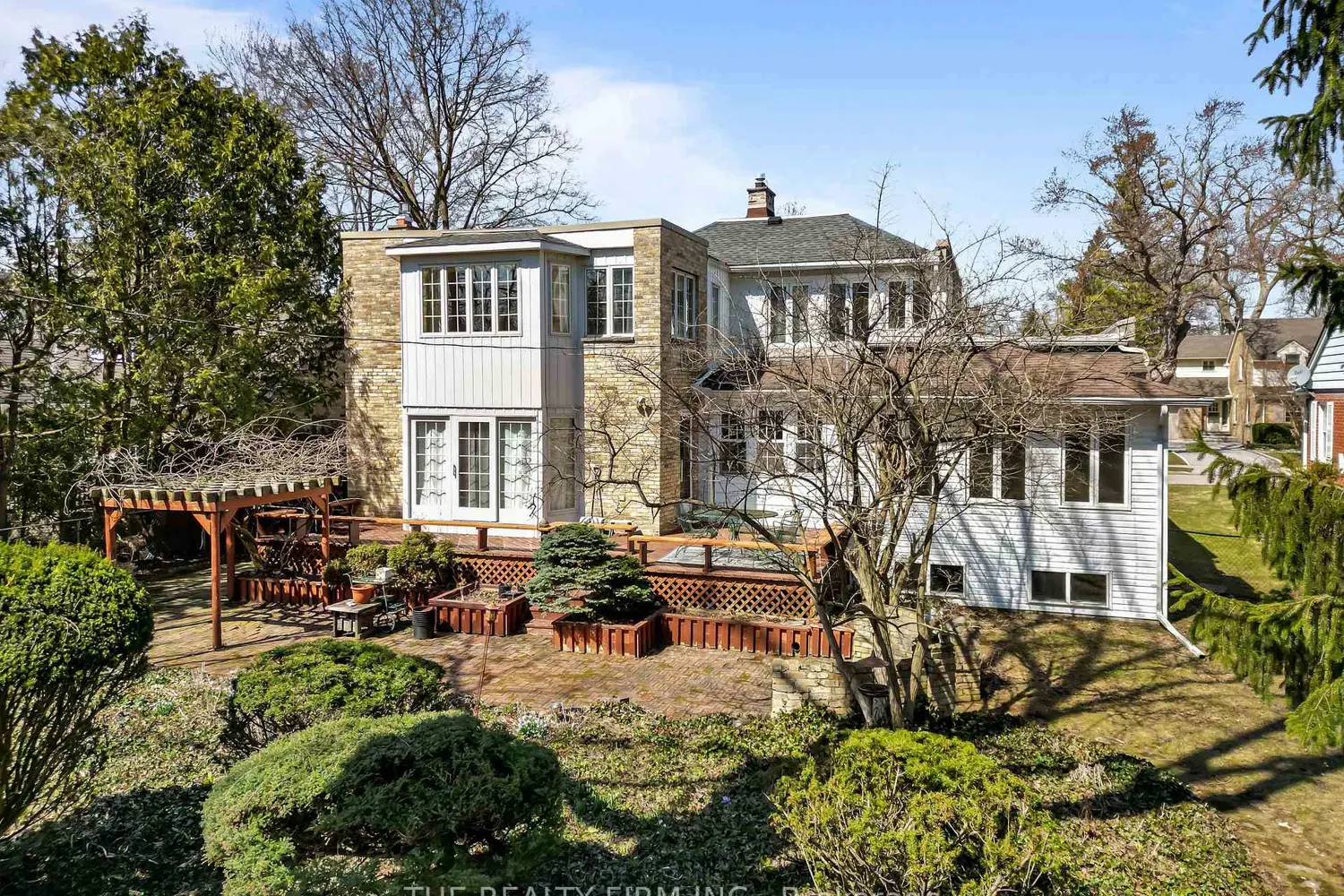 15 Mayfair Drive photo 2
