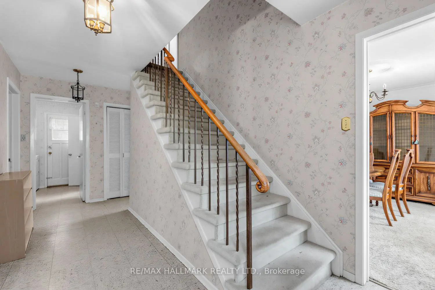 691 Conacher Drive photo 3