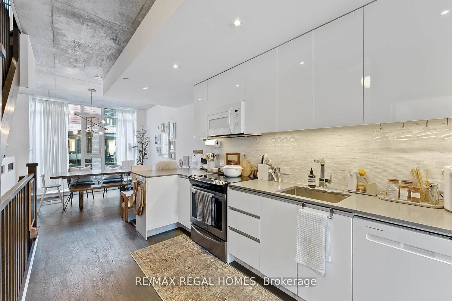 1238 Dundas Street Th110 photo 2