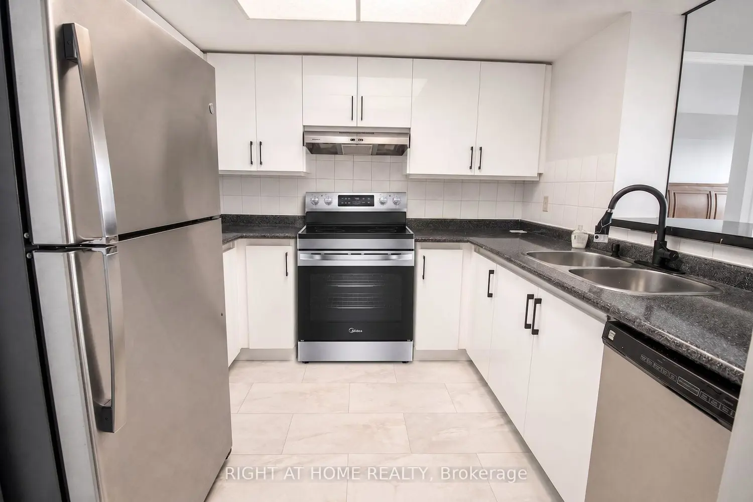325 Webb Drive 1811 photo 4