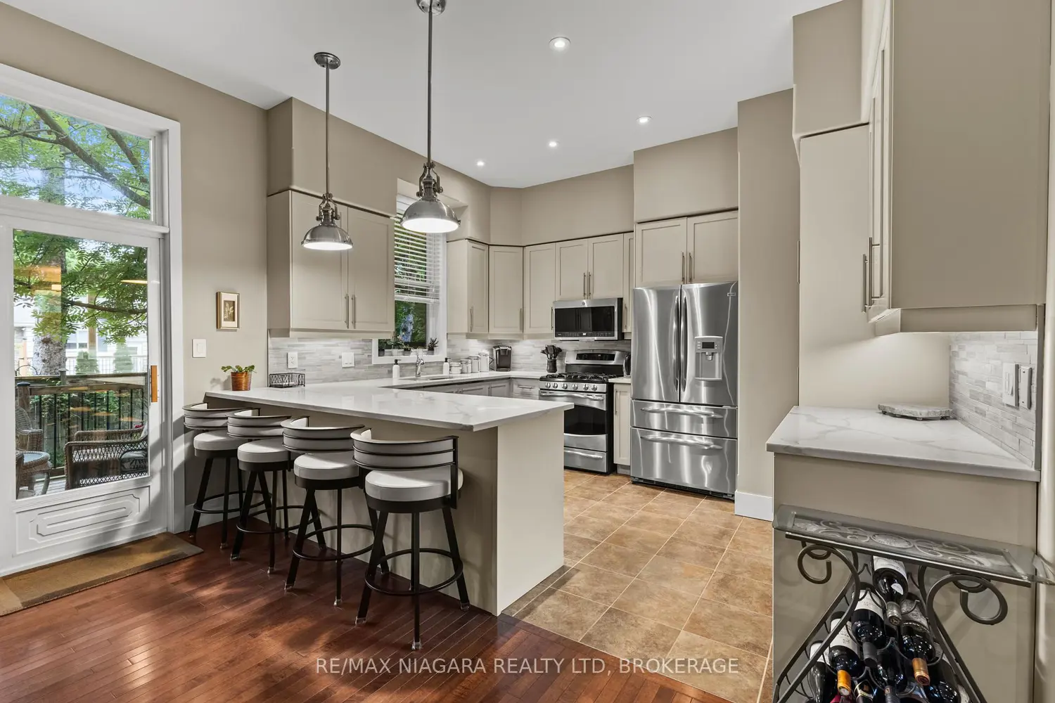 481 Victoria Street 3 photo 2