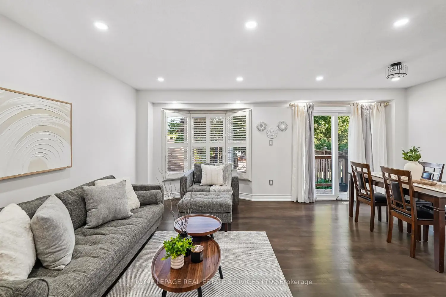 1142 Springbrook Crescent photo 3