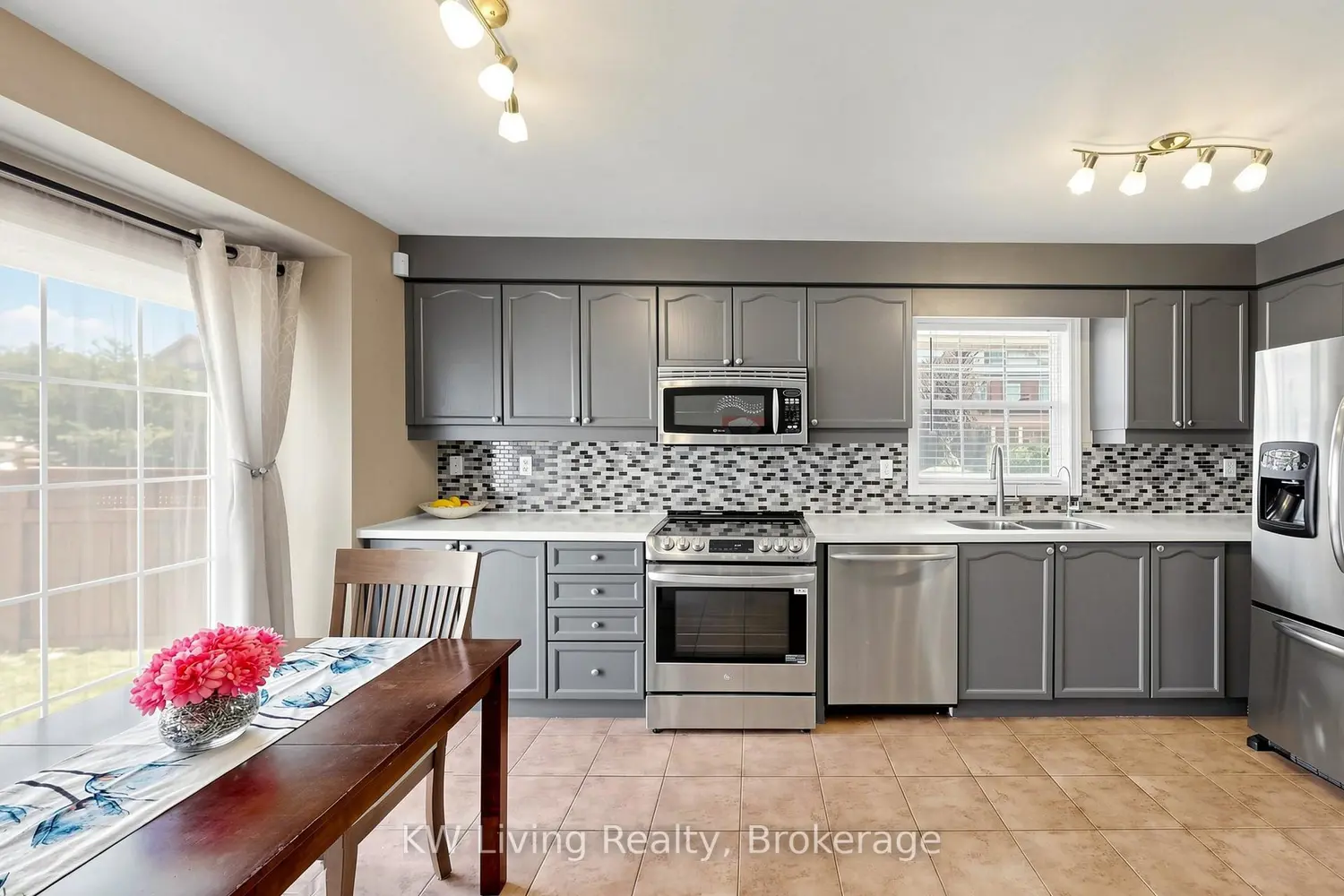 512 Farlow Crescent photo 4