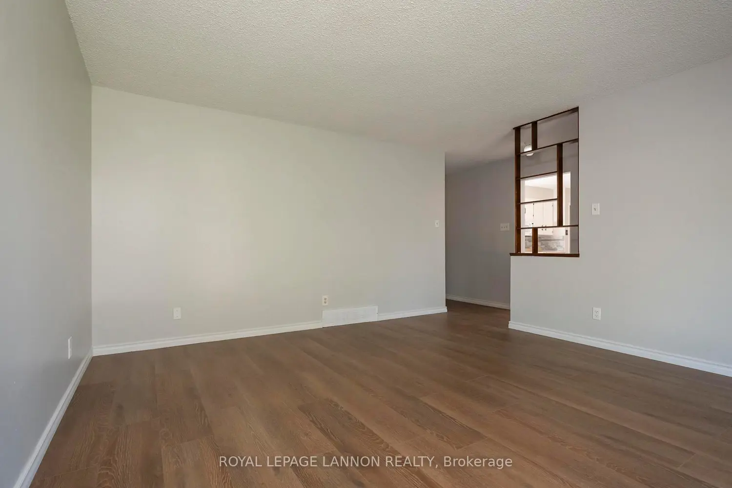 103 Elron Cres photo 3