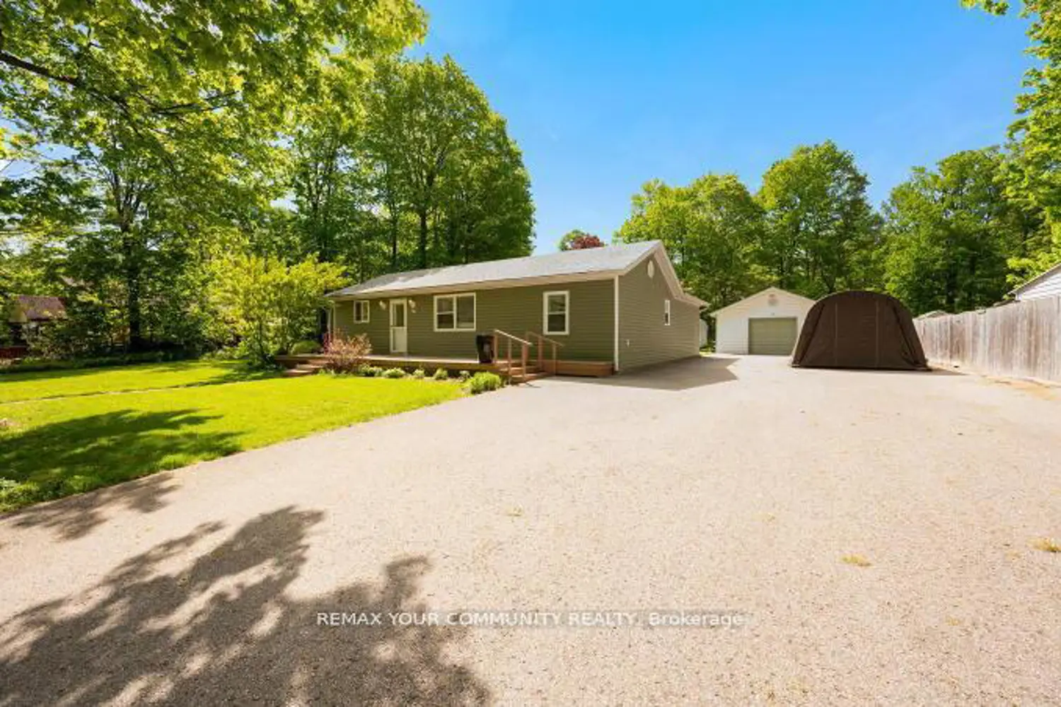 781 Edward Street photo 4