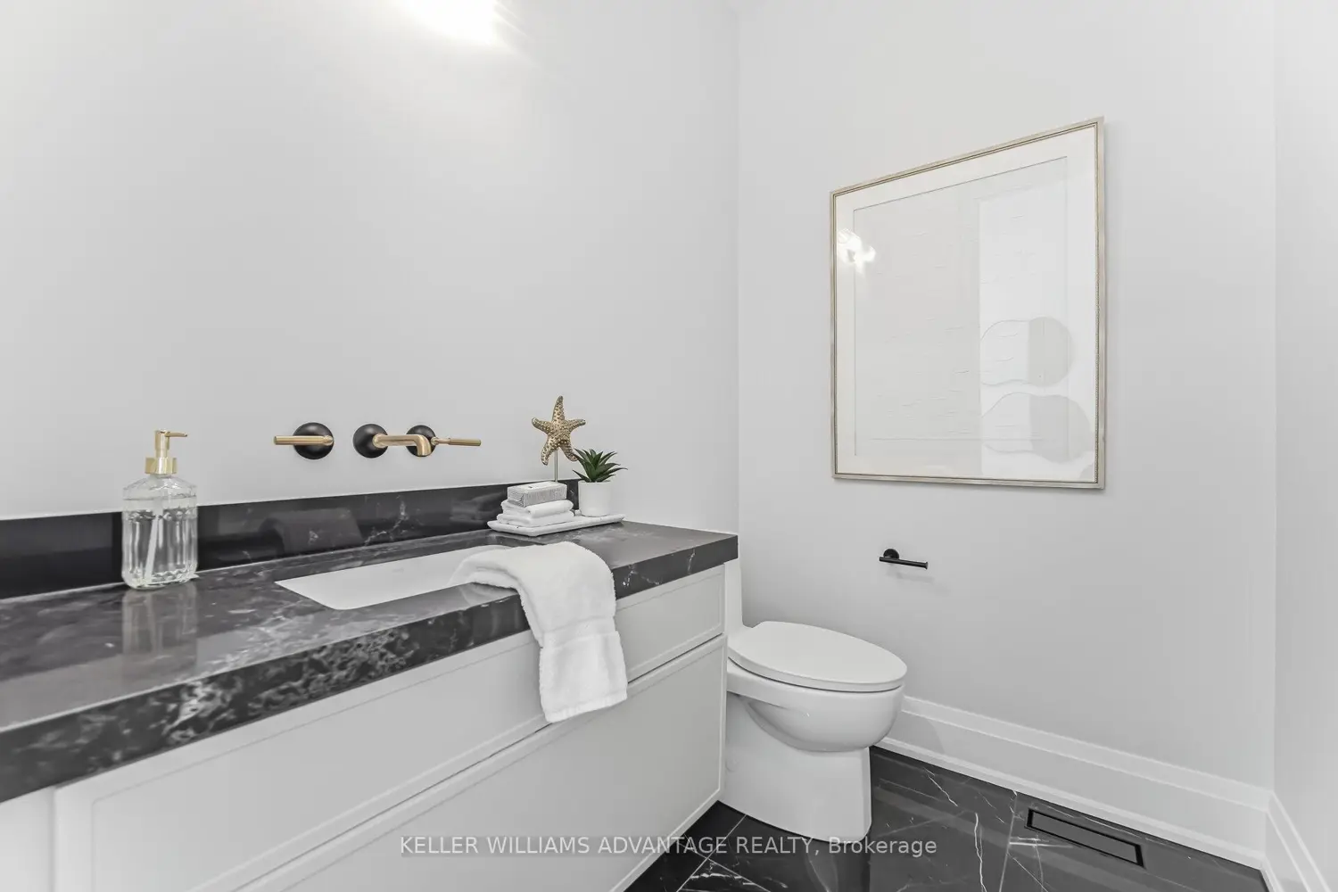 711 Hillview Crescent photo 3