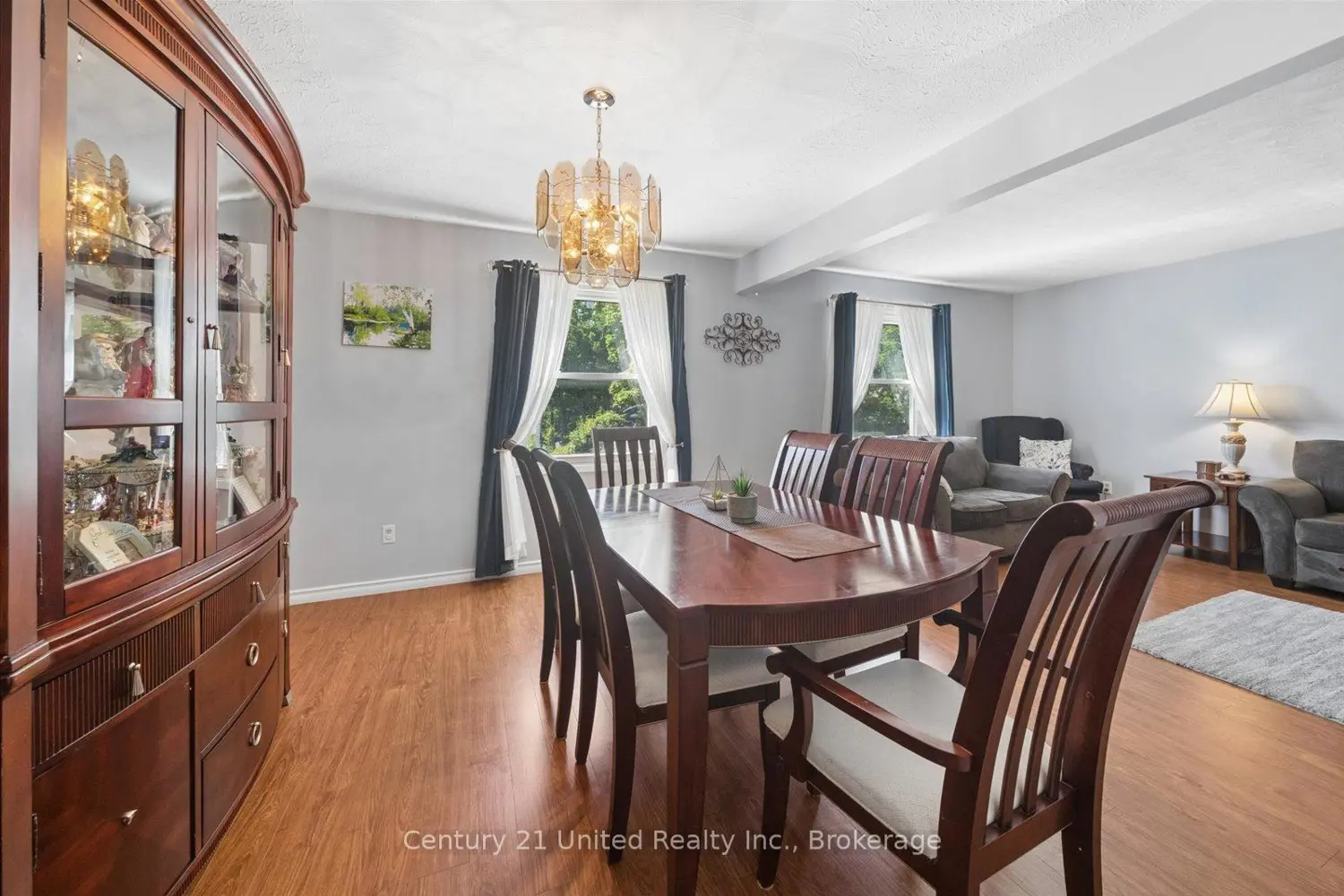 1824 Mapleridge Drive photo 5