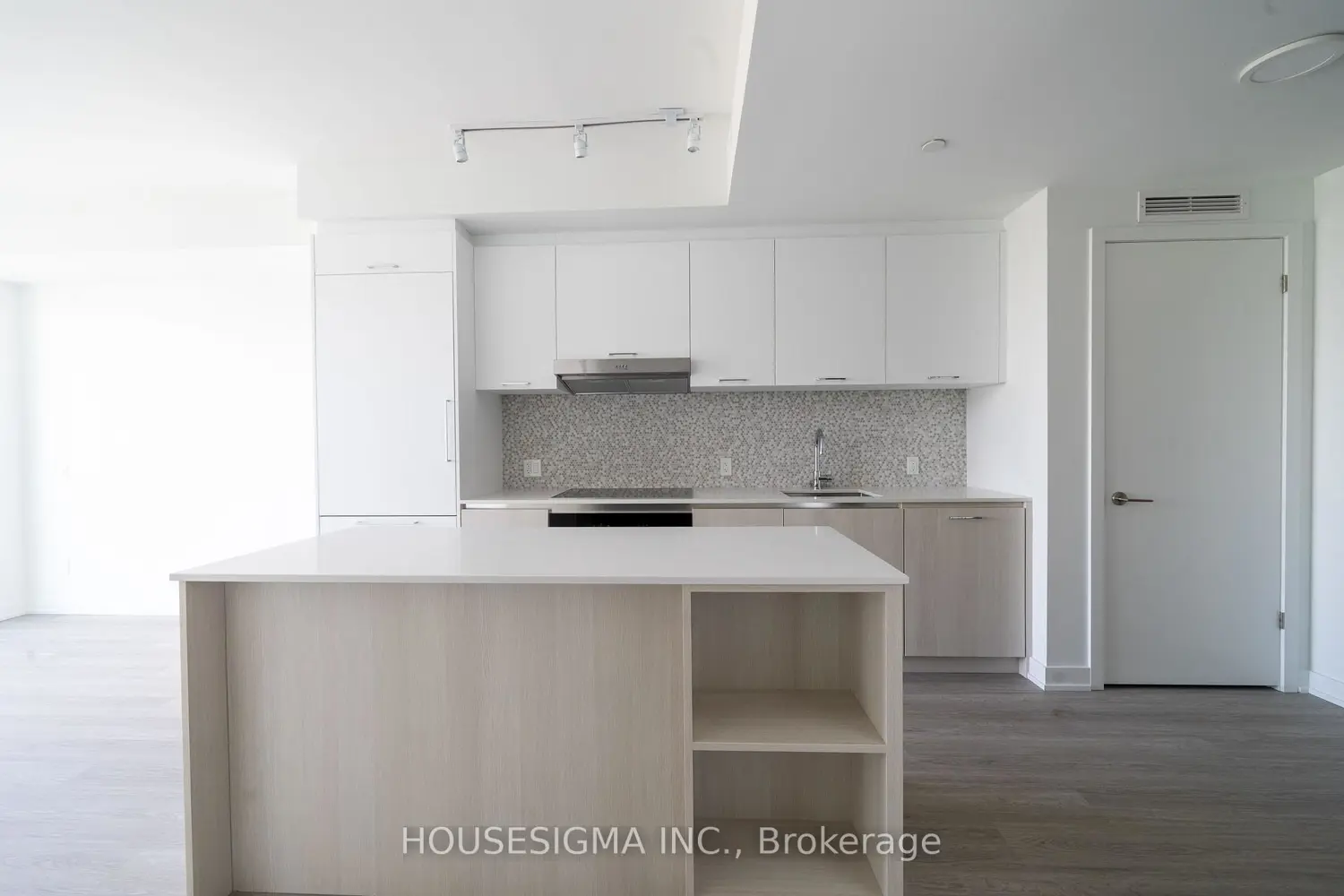 8188 Yonge Street 820 photo 3