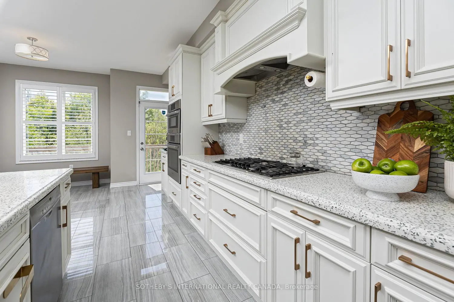 1056 Foxtail Crescent photo 4