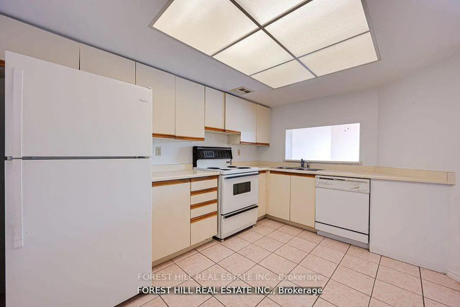 7440 Bathurst Street 308 photo 5