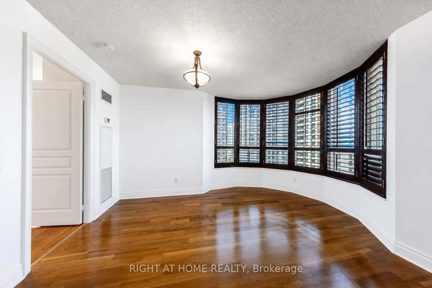 10 Northtown Way 1405 photo 4