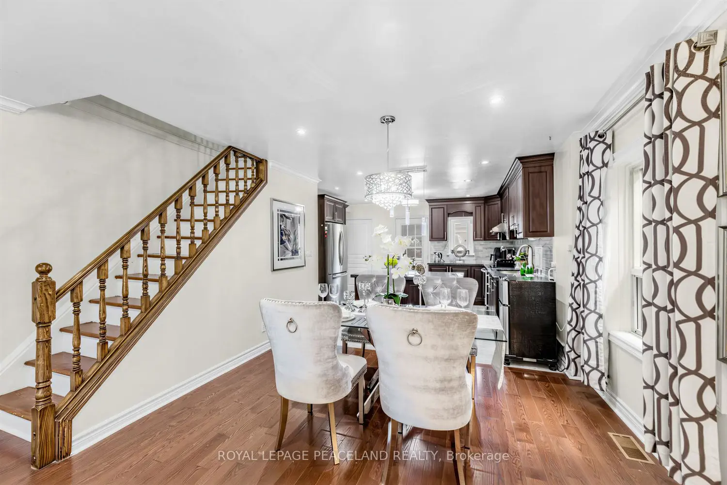 606 Coxwell Avenue photo 4