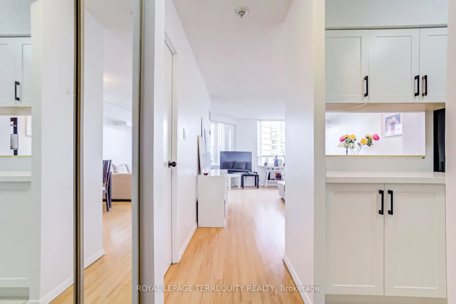 633 Bay Street 2302 photo 5