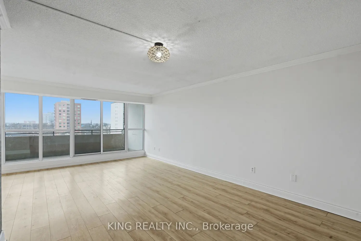 389 Dundas Street 701 photo 2