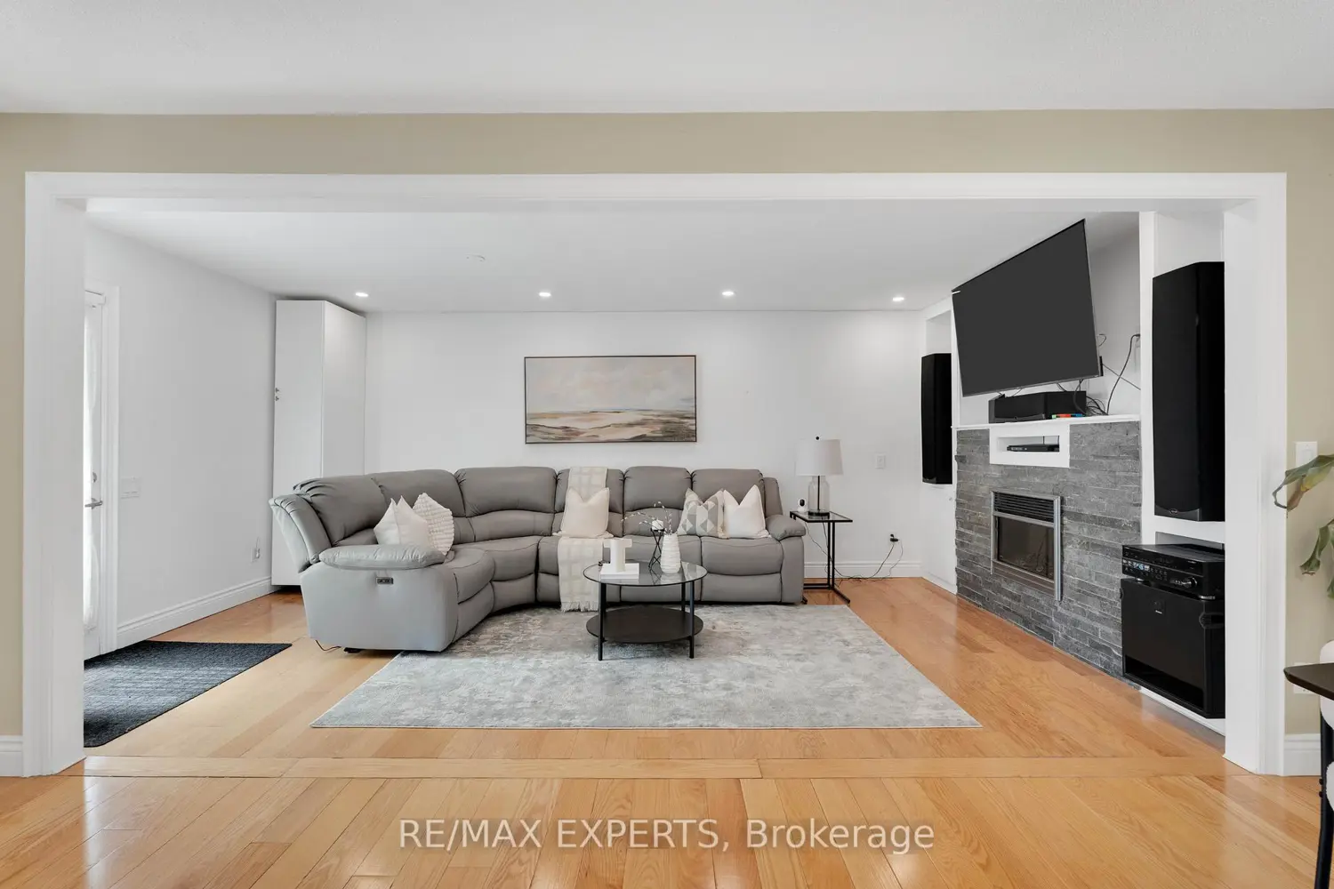 35 Lawrence Avenue photo 4