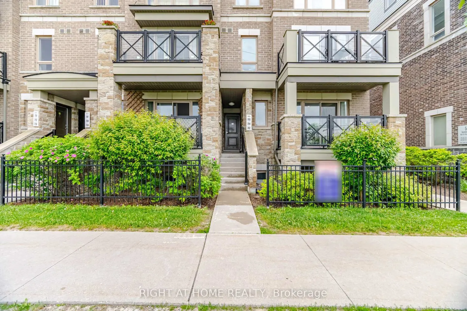 60 Dunsheath Way #702 photo 3