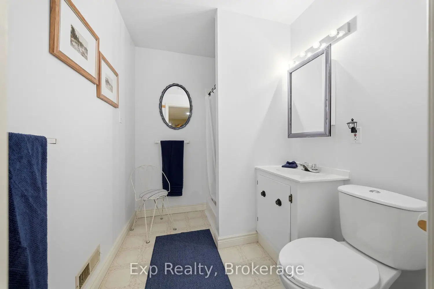 121 Simcoe Street photo 4