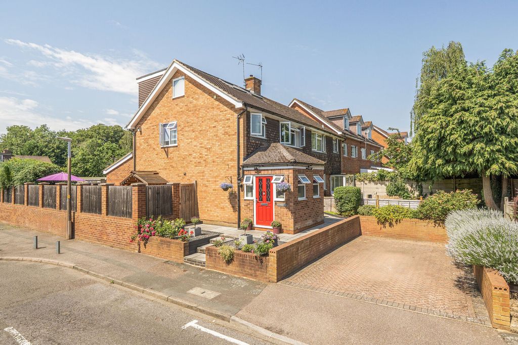 4 bed semi-detached house for saleHoward Close, Watford WD24