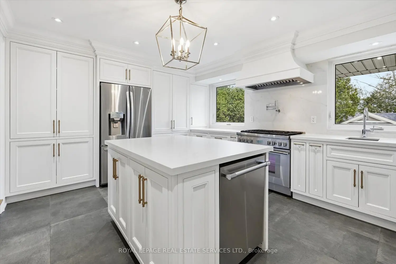 1601 Venetia Drive photo 2