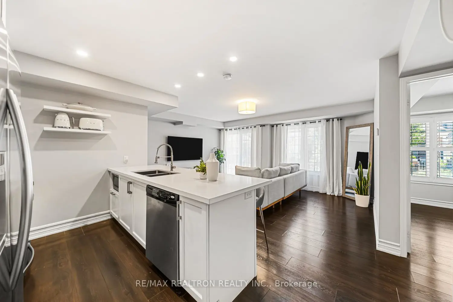 161 Isaac Devins Boulevard 5 photo 4