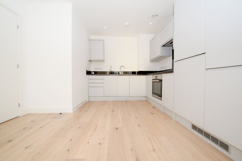 1 bed flat for saleRoyal Crescent Apartments, Royal Crescent Road, Ocean Village SO14
