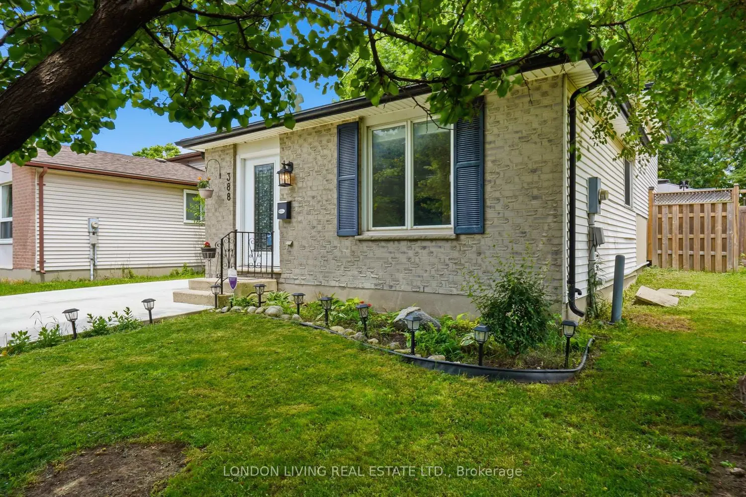 388 Deveron Crescent photo 2