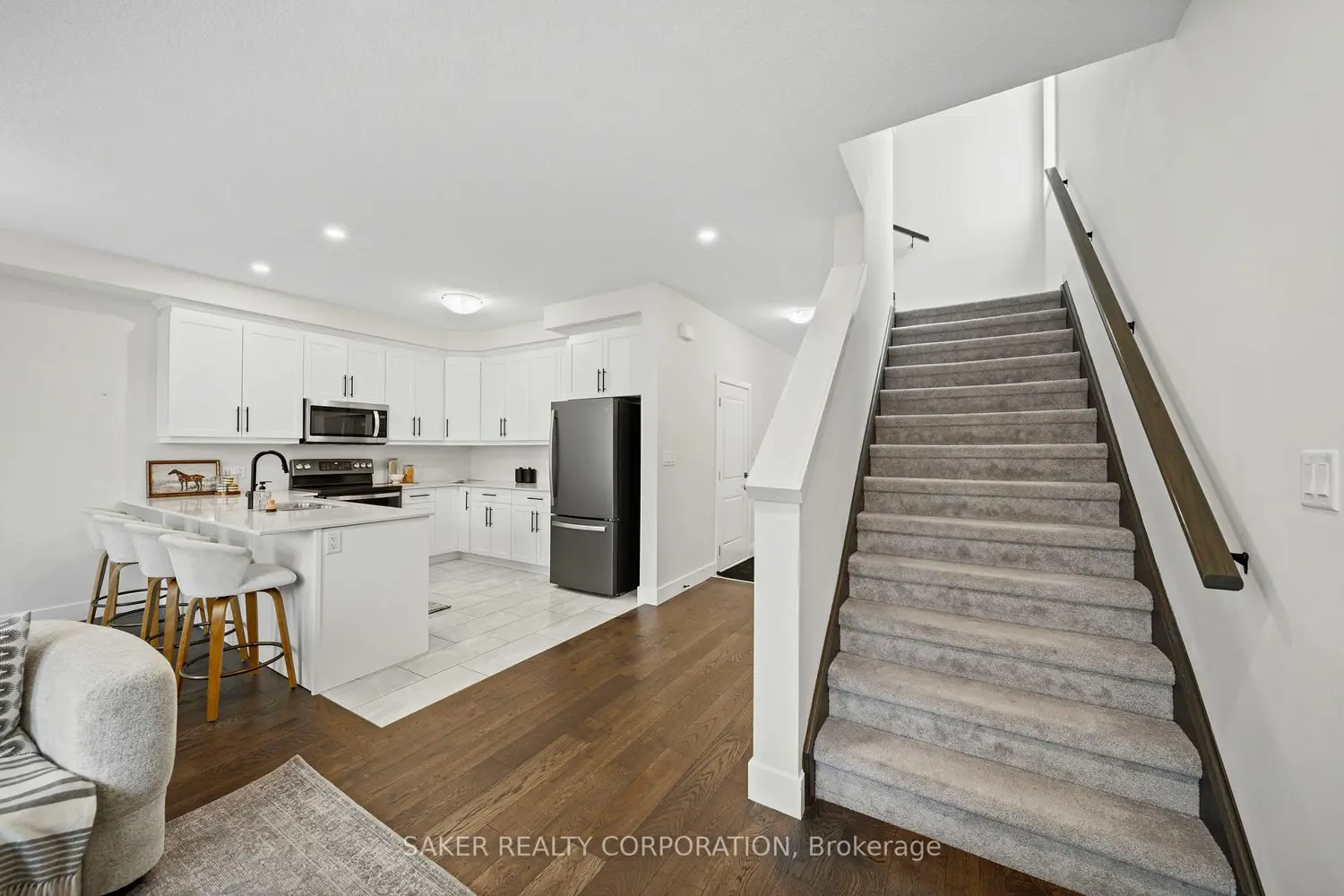 939 Deveron Crescent photo 4