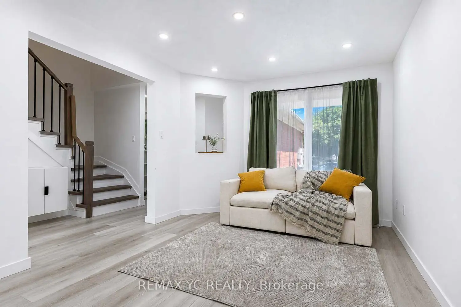 38 Pickett Crescent photo 4
