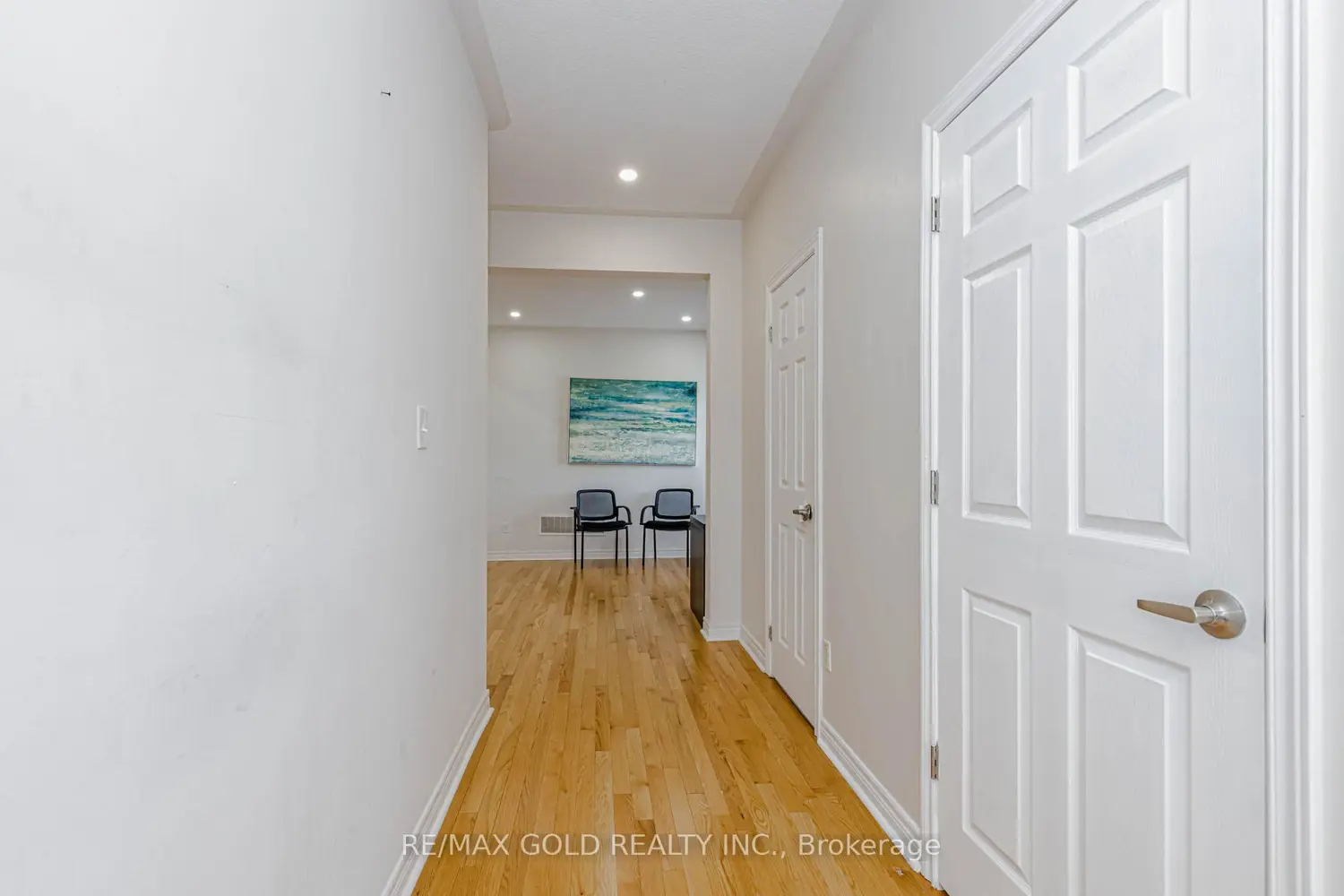 566 Bessborough Drive photo 3