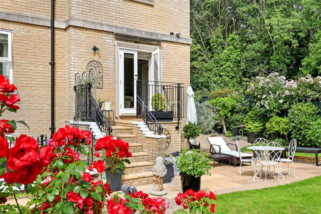 4 bed flat for saleRegents Drive, Repton Park, Woodford Green, Essex IG8