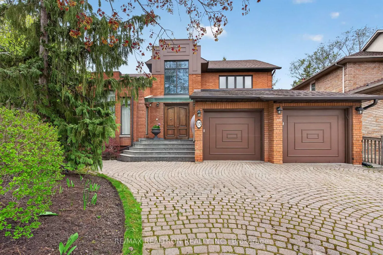 15 Sunforest Court photo 2