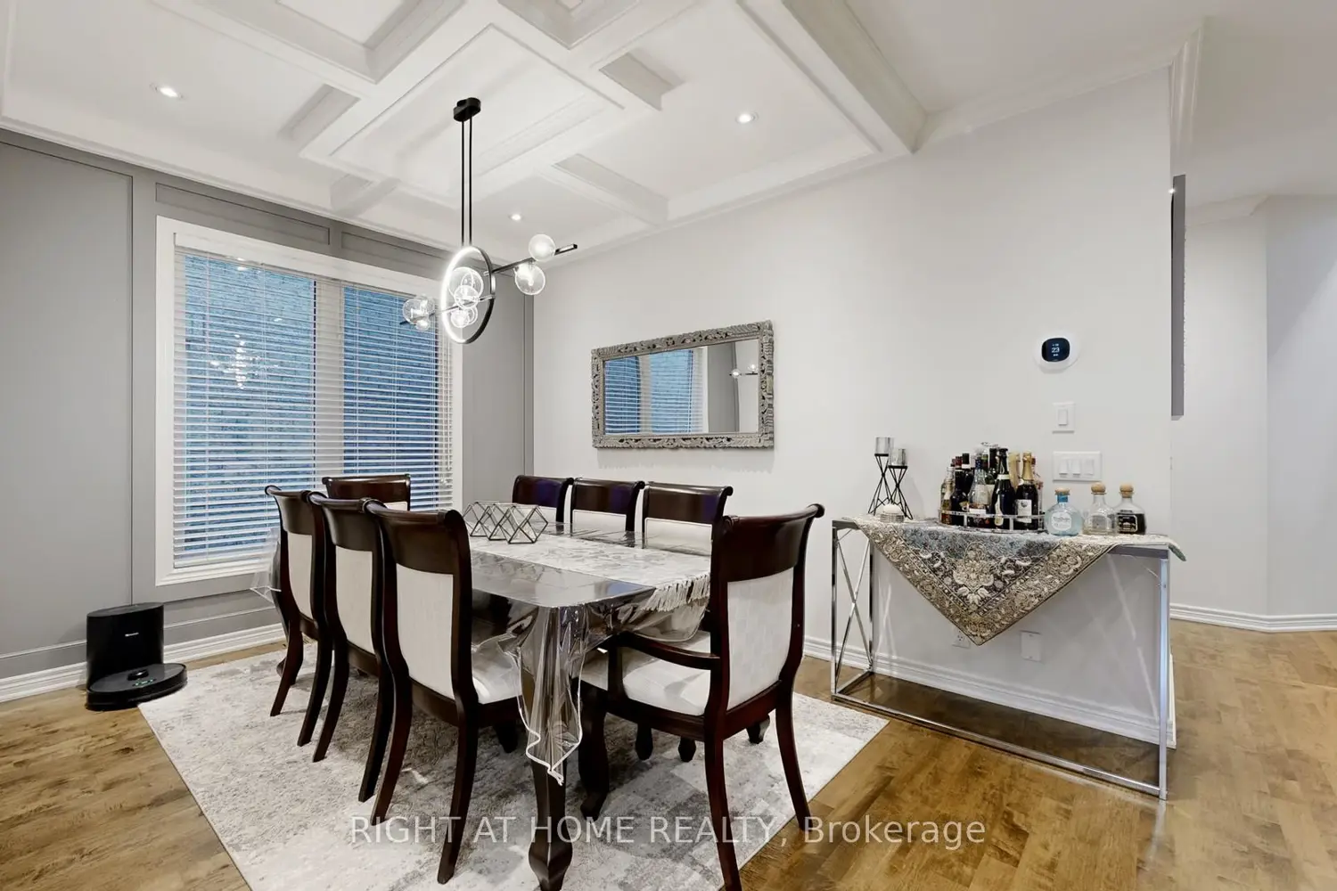 110 Thatcher Crescent photo 3