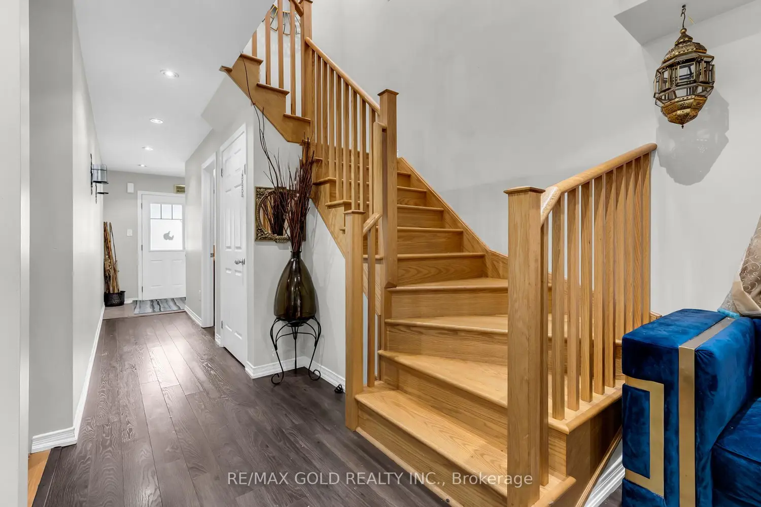 486 Queen Mary Drive photo 5