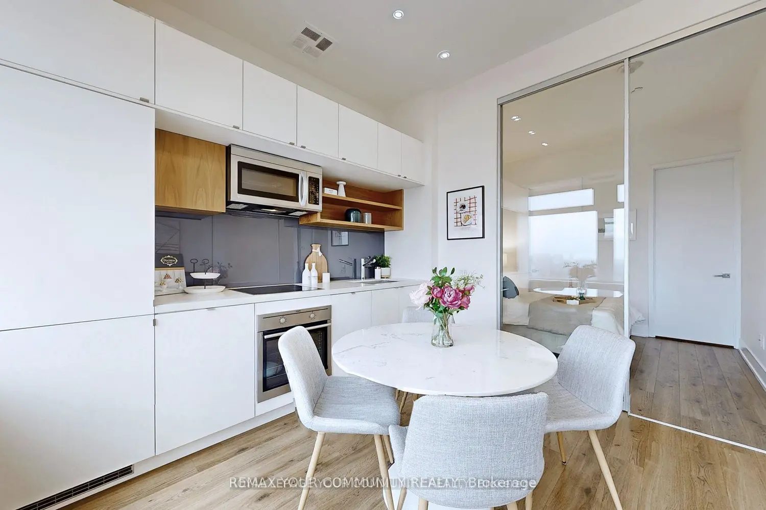 111 St Clair Avenue 1828 photo 2