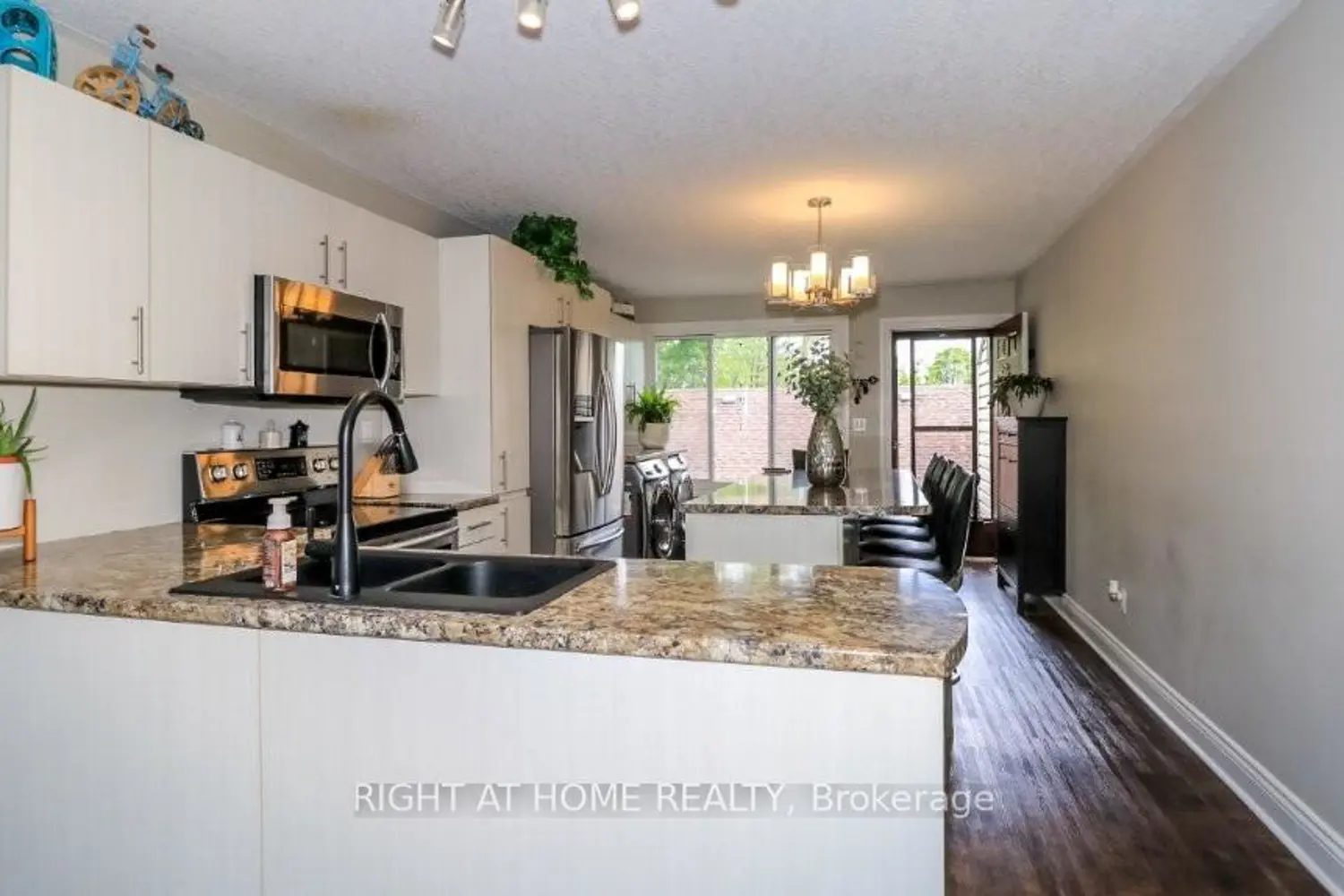 43 Olive Crescent 201 photo 4