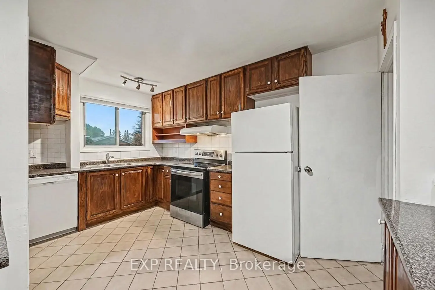 685 Crystal Street photo 2