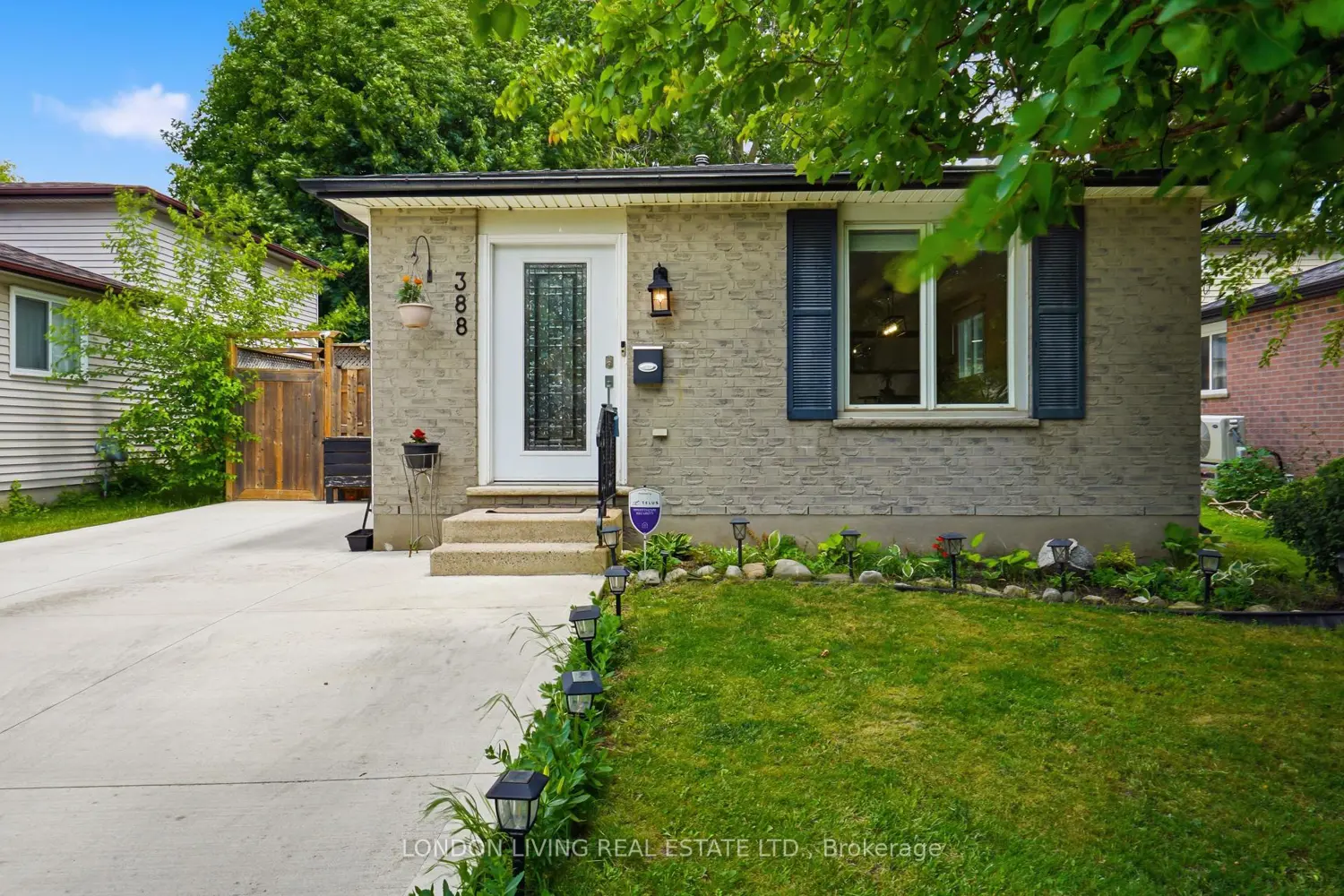 388 Deveron Crescent