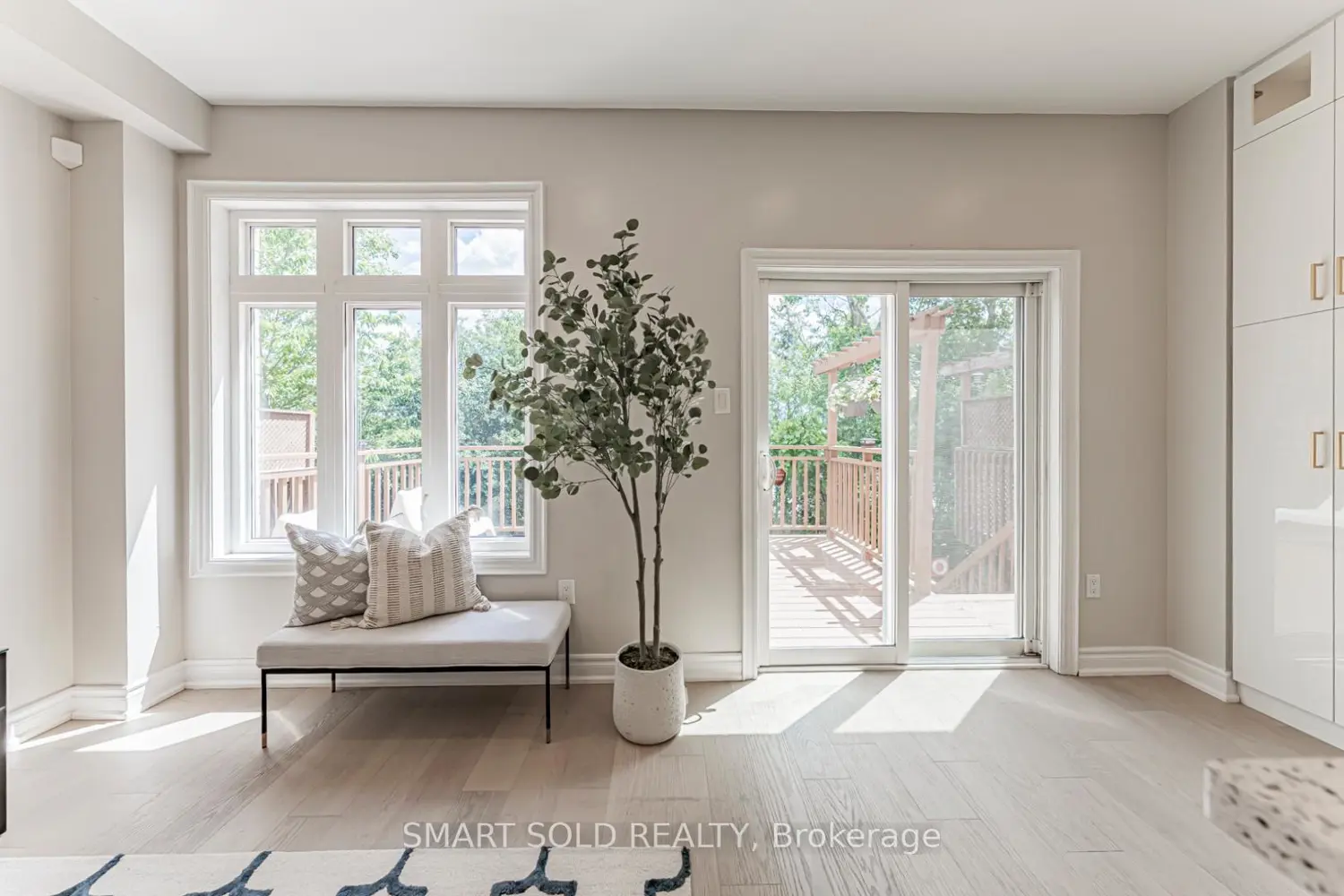 295 Bathurst Glen Drive photo 3