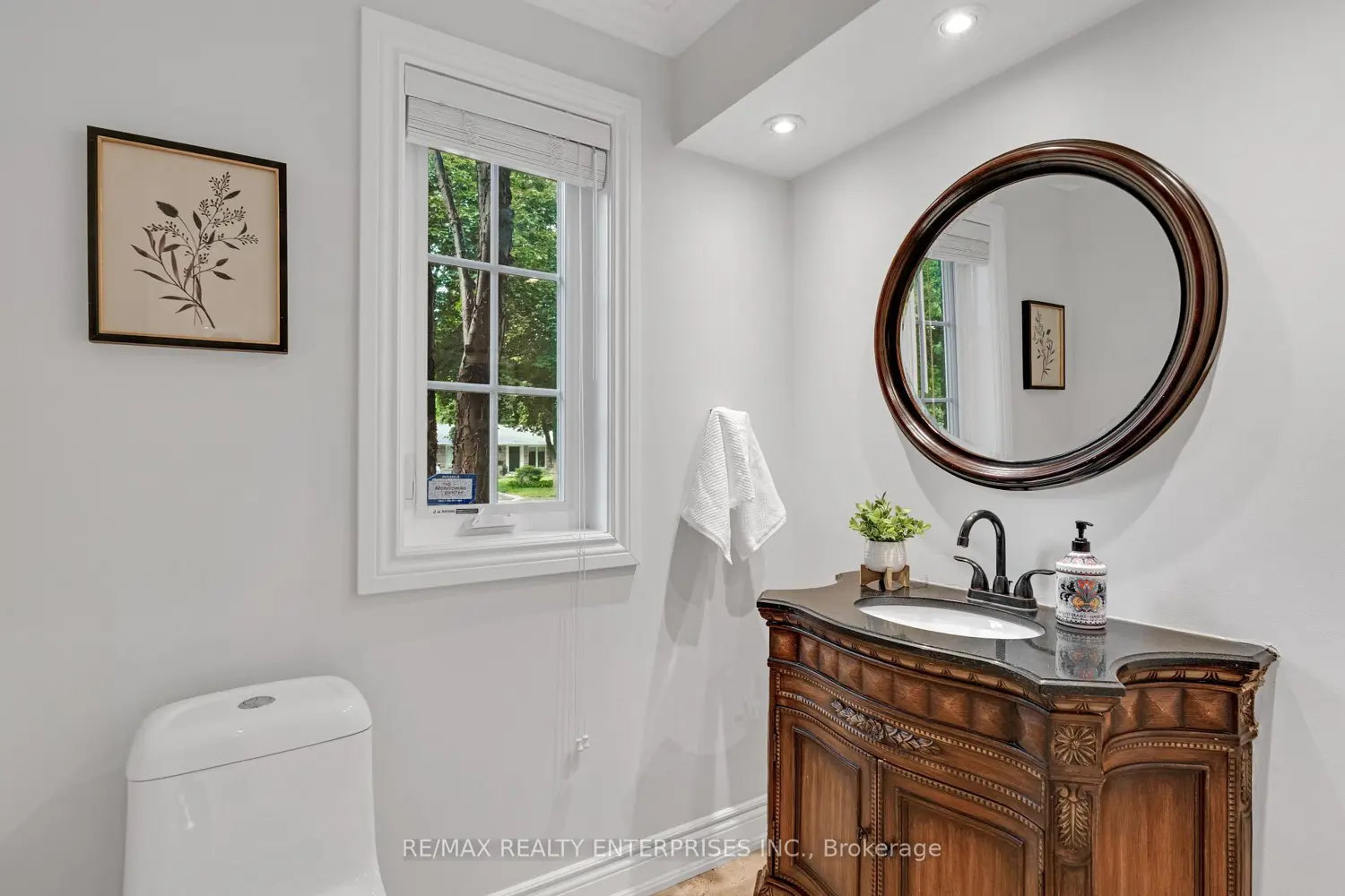2084 Obeck Crescent photo 5